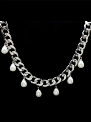 Handgjort halsband med pärldroppar - Chunky halsband i silverfärgad metall med sju droppformade vita pärlor som hänger längs kedjan. Material-rostfritt stål.  Kedjetjocklek-8mm.  Längd 40-45cm #4