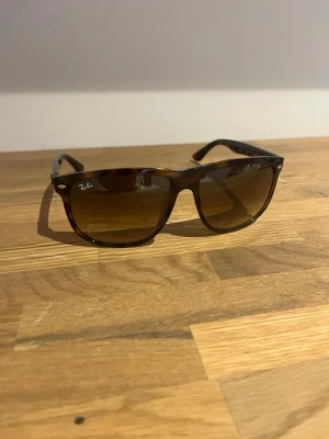 Bruna solglasögon från Ray-Ban - Säljer ett par stilrena solglasögon från Ray-Ban i modellen boyfriend, väldigt bra skick utan defekter eller skador. Hör av dig vid funderingar!