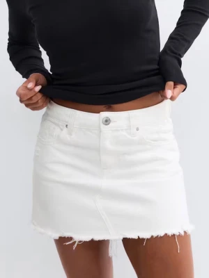 Blue crush denim skirt vit GinaTricot - Vit kort jeanskjol från Gina Tricot, helt oanvänd🤎