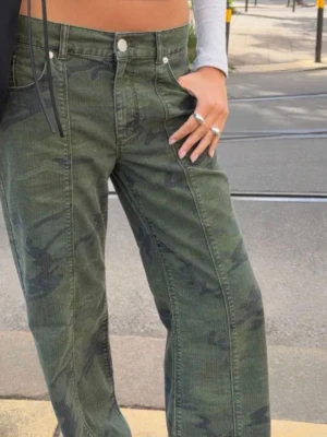 nelly cargo jeans  - säljer mina helt nya jeans med prislapp från nelly , prislapp kvar 