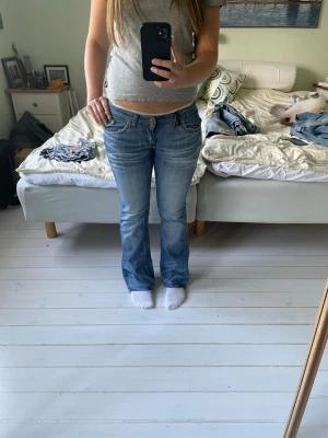 Lågmidjade jeans  - Lågmidjade utsvängda/raka jeans! Super snygg men tyvärr för små för mig 💕💕Uppsprättade längst ner! Hittar ingen storlek men skulle gissa typ XS/S, skriv för mått!