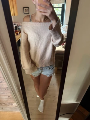 Ljusrosa off shoulder stickad tröja - Mysig ljusrosa stickad tröja med off shoulder-design och långa ärmar. Tröjan har en lös passform och ribbade muddar vid ärmslut och nederkant.🥰🥰