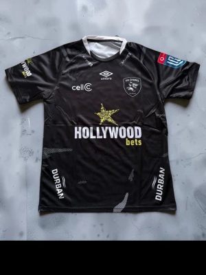 The Sharks Rugbytröja, alla storlekar  - Säljer en the Sharks rugbytröja | Skick 10/10 med tags på | Storlekar: Small, Medium, Large, XL, XXL |