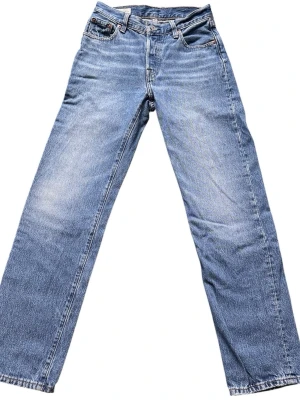 Levi’s Jeans – Mellanblå – W23/L30 - Säljer ett par klassiska Levi’s-jeans i storlek W23/L30. De har en snygg mellanblå tvätt med naturliga slitningar som ger dem en tidlös look och gör dem enkla att matcha med nästan allt. Passformen är bekväm och passar perfekt både till vardags och lite mer uppklädda outfits. Jeansen är i fint skick och har fortfarande många användningar kvar. Hör gärna av dig om du vill ha fler bilder eller har några frågor! 😊               Nypris~1300kr