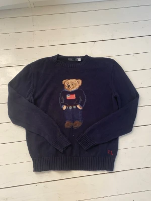 Ralph Lauren Stickad tröja - Säljer min stickade Ralph lauren långärmad. Inte använd alls nästan, köpte den när jag var i Tyskland för några veckor sen så har knappt använt den. Det är storlek M men passar också S fast lite mer baggy. Perfekt nu inför hösten!