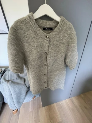 Grå kortärmad kofta från Gina Tricot - Säljer en grå kofta från Gina 🤍 bra skicka men lite nopprig, pris kan diskuteras 