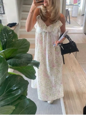Blommig långklänning med volang - Söt långklänning från hm. Ändats använd fåtal gånger❣️