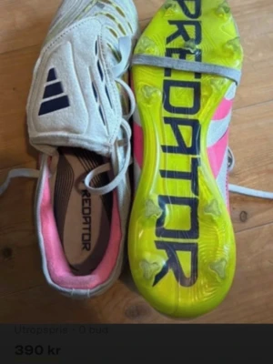 Adidas Predator fotbollsskor vit/rosa - Säljer ett par Adidas Predator fotbollsskor i vitt och rosa med neongul sula och svarta detaljer.             Storlek 42,5                                