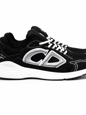 Svarta sneakers med CD-detaljer - Snygga svarta sneakers med vita och silverfärgade CD-detaljer på sidan och hälen. Skorna har vit sula, svarta meshpaneler och vita skosnören. Sportig och modern design som sticker ut med sina kontrasterande detaljer.
