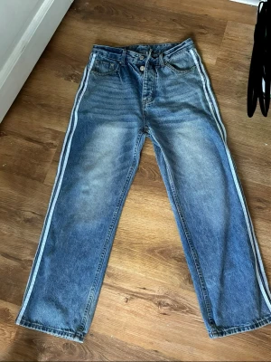 B/lenciaga x adidas jeans - B/lenciaga x adidas jeans som är svåra att hitta jag fick dessa själv av min morbror i USA så dem är nog äkta. Endast seriösa köpare jag vill inte få skambud! Dessa passar till allt och jag säljer dem för 800 men kan gå ner via snabb affär🤝 går inte hitta dessa för billigare!