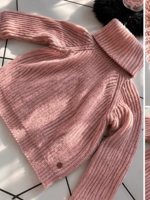 Rosa stickad tröja med hög krage – Ü by KappAhl - Rosa stickad tröja med hög krage – Ü by KappAhl Storlek: 146/152 Fint skick, inte använt alls! Väldigt bra inför hösten 