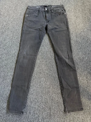 Replay Jeans - Replay jeans i stl 33.  Cond 8.5/10. Nypris 2499, vårat pris 999. Sjukt stilrena o schyssta jeans. Pris kan förhandlas vid snabb affär. Hör av dig vid minsta lilla fundering!👌🏻