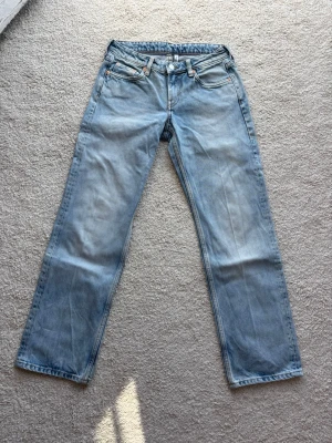  Jeans från Weekday - Snygga ljusblåa jeans från Weekday, modell Arrow, med raka ben och klassisk femficksdesign. Jeansen har normal passform och är tillverkade i bomull för en skön och avslappnad stil. 