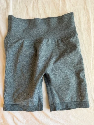 Ett par tränings tajta och shorts med scruns i rumpan för extra form - Säljer ett par tränings tajts och ett par shorts, short i St L och tajta i st M, båda är grå blåa. Och har scruns i dumpar för extra former. Tajtsen säljer jag för 200 kr och shortsen för 150. Priset kan diskuteras.