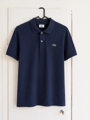 Lacoste piké - Tjena! Jag säljer en riktigt snygg Lacoste piké😁 Den är i mycket bra skick men har några fläckar som kanske kan gå bort i tvätten! Den är självklart äkta✅Skicka om du har några frågor☺️