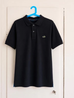 Lacoste piké - Tjena! Jag säljer en riktigt snygg Lacoste piké😁 Den är i mycket bra skick men är lite färg blekt!☺️Skicka om du har några frågor😄