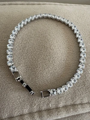 Tennisarmband i Sterling Silver 925  med Zirkoniastenar - Tennisarmband i Sterling Silver 925 med 4 mm Zirkoniastenar (silverstämpel S925). 18 cm längd. 