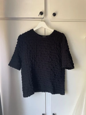 Blus från Lindex!! -  jättefin blus från Lindex som är knappt använd! I storlek L men passar även M💕