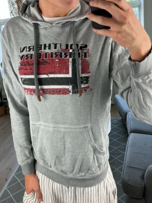 Hoodie med Norge flagga - Väldigt snygg och trendig! Mått: A:50 B:48 C:44 D:62 (cm)Skriv vid fundering!😇🙌
