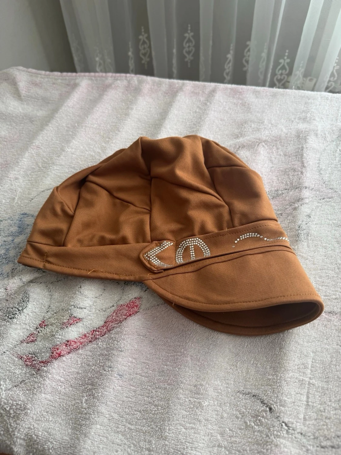 Två turbanhattar med strassdetaljer - 6