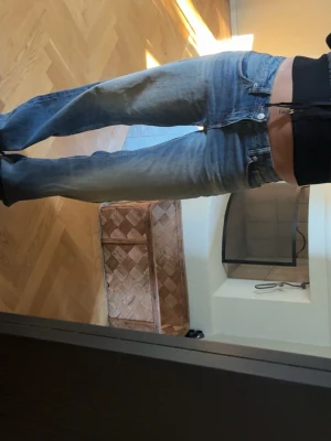 Zara baggy jeans 💋 - dom e aldrig använda och slutsålda på hemsidan. Köpta för 400 original. Kom privat för fler frågor
