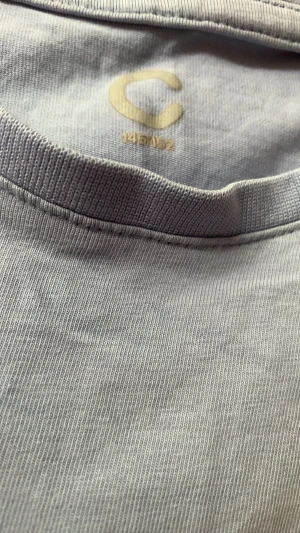 Blå basic t-shirt - En enkel och stilren blå t-shirt i mjuk bomull. T-shirten har klassisk rund halsringning och korta ärmar, perfekt för en clean och avslappnad look. Passar till det mesta och är ett måste i garderoben.