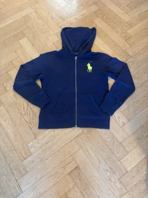 Mörkblå hoodie med dragkedja - Mörkblå hoodie med dragkedja och huva. .
