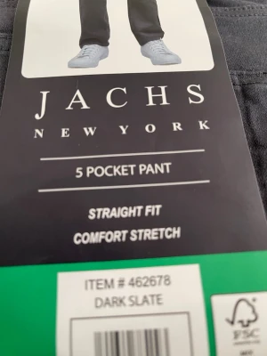 Jachs New York straight fit jeans - Mörkgrå jeans från Jachs New York i modellen straight fit med comfort stretch. Klassisk 5-ficksdesign och snygg mörk skifferfärg som passar till det mesta. Perfekta för dig som gillar en enkel och stilren look.