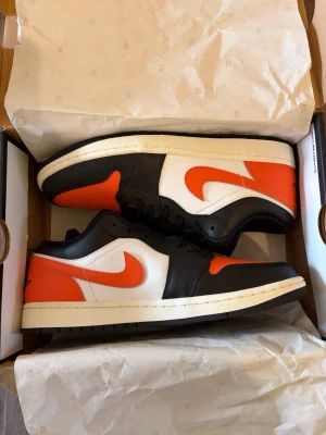 Jordan 1 low shattered backboard alternete  - Helt nya oanvända Jordan 1 low shattered backboard alternete. Hör av er för frågor. Kolla gärna mina andra produkter👊