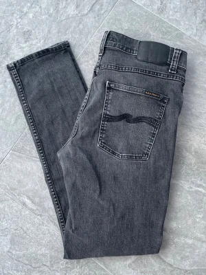 Nudie Jeans lean dean - Snygga Nudies modell Lean Dean. Mått och storlek syns på bilderna. Skickar snabbt!