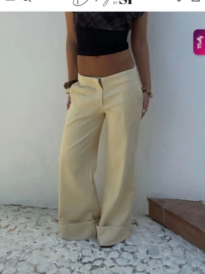 Raka jeans prislapp kvar!!! Oanvända, lowwaist - Säljer min oroliga byxor som jag tyvärr ej hann använda denna sommaren därav säljer jag dom, dom är endast testade! Lappen är kvar, nypris 799, helt slutsålda, jag bär 36 egentligen men dessa är L lowwaist som har små storlekar i sina kläder så tippar på att de sitter som M 