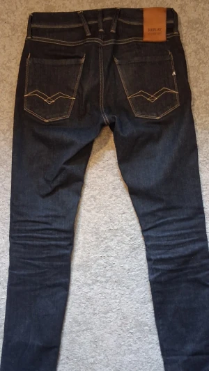 Mörkblå Replay Anbass jeans - Säljer ett par Replay Anbass jeans som inte kommer till användning längre👖 Dem är köpta på Vingåker factory outlet och är mycket sparsamt använda. Jeansen har inga defekter överhuvudtaget. Storlek: 28:32 Modell: Anbass (den populäraste). Jag har säkert missat att berätta något så tveka inte att höra av er vid minsta fråga😁  Svarar alltid så snabbt jag kan och sickar även jeansen så snabbt jag kan🚚.Priset är inte hugget i sten så kom gärna med prisförslag💵