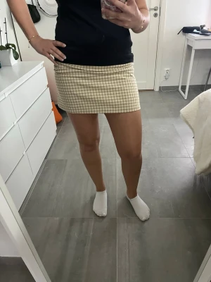 Beige rutig kjol - Superfin rutig kjol från Monki, helt oanvänd💕