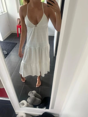 Vit sommarklänning  - Vit sommarklänning som är perfekt till midsommar. Klänningen är från Pull&Bear i storlek XS. Den är i mycket bra skick, endast använd en gång 💕