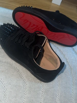 louboutin - Säljer ett par frescha Riktig snygga louboutin skor som passar med allt jätte bra skick använd endast 2 gånger. Kan passa som 39-40 