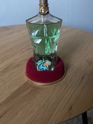 Jean Paul Gaultier paradise garden - Säljer en JPG paradise garden som är inköpt i våras och lite använd. Flaskan har endast förvarats i ett mörkt och svalt skåp.