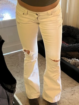 Vita lowwaist jeans bootcut  - Fina utsvängda Lågmidjade jeans från Gina tricot Stl 14+ S inga defekter