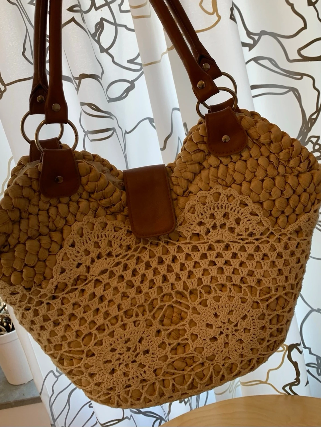 Beige virkad handväska med läderdetaljer - 2
