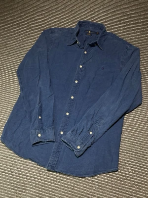 Skjorta från Ralph Lauren - Tjena säljer denna riktigt feta skjorta från Ralph Lauren i storlek L Slim fit. Skjortan är i toppskick utan skavanker! | Nypris: ca 1600kr | Tveka inte på att höra av dig vid frågor!