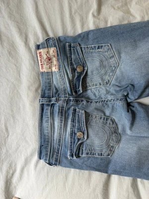 True religion jeans - Säljer mina True Religion jeans som jag köpte i USA!! Väldigt fin färg och detaljer. De är stretchiga o utsvängda.🩵🩵
