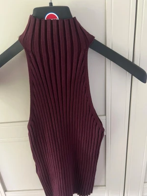 Zara topp💕💕 - Säljer denna super snygga Zara topp i vinröd💕 passar perfekt till ett par vita/svarta jeans eller vad som helst! Perfekt nu till hösten också💕 Toppen är knappt andvänd💕
