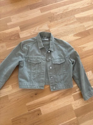 Grön jeansjacka  - Köpte från Sellpy och är endast testad av mig (mycket fint skick). Mitt pris 150kr