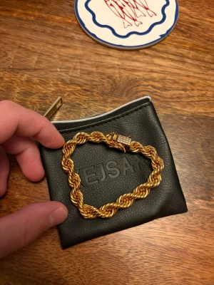 Kejsarlänk Cordell armband  - Tjenare! Säljer denna fina cordell armbandet i otroligt fint skick. Länken är köpt från kejsar och är guldpläterad. Länken är 8mm och 18,5cm. Meddela vid fler frågor 