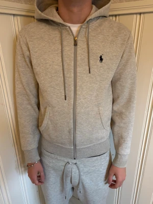 Ralph lauren tröja  - Ljusgrå Ralph lauren tröja - Storek Xs - mycket bra skick! - Hör av dig vid minsta fundering!