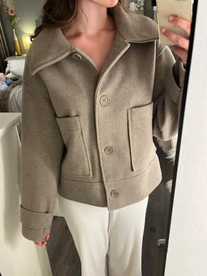 Brun kappa från Kappahl - Superfin brun kappa från Kappahl i storlek S som är perfekt nu till hösten! Endast använd ett fåtal gånger så i väldigt bra skick💗Nypris: 899 kr