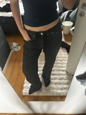 Svarta raka jeans från Lager 157 - Säljer ett par svarta jeans från 157 med rak passform och klassisk femficksdesign. Jeansen är normal midwaist. Storlek L vilket gör att de sitter lite mer baggy på mig som nu är storlek M. Inget slitage på byxorna.