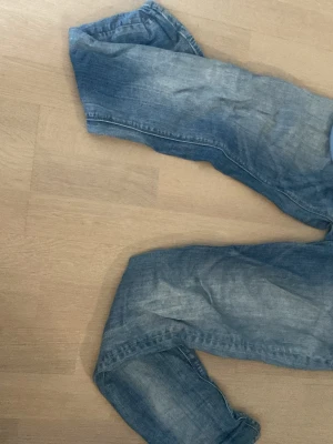 Reaply jeans  - Säljer ett par reaply jeans med färg slitning, andvända fåtal gånger, skriv vid frågor eller funderingar, Med vänlig hälsning, 🤝
