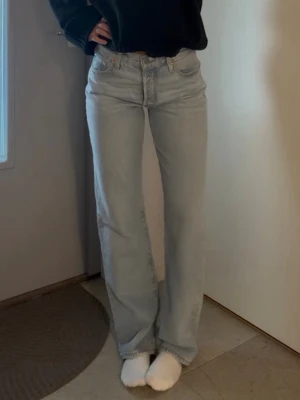 Ljusblå raka 501 90s jeans från Levi's - Säljer ett par ljusblå raka jeans från Levi's med klassisk 501 ’90s stil. Storlek W25 L32. Använda ett fåtal gånger.☺️