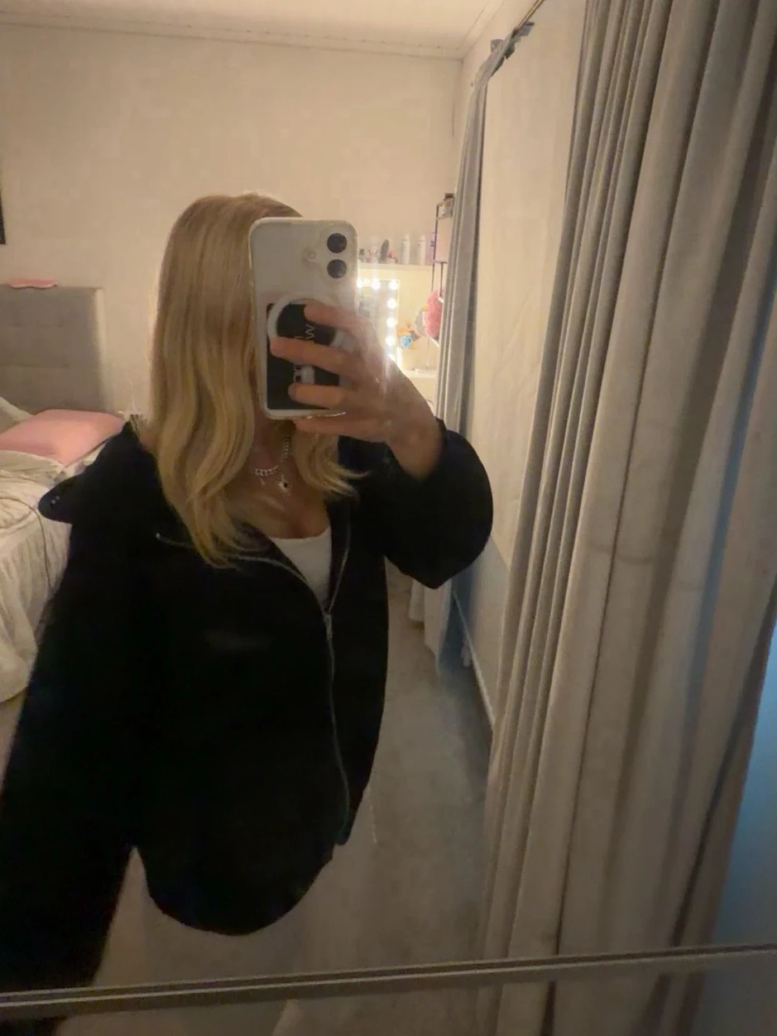 Svart hoodie med dragkedja och huva - 2