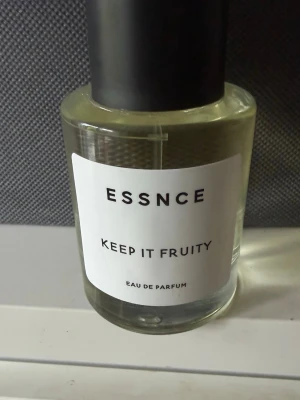 ESSNCE Keep It Fruity parfym - Fräsch parfym från ESSNCE med namnet Keep It Fruity. Är en fruktig doft . Har använt den cirka 4 gånger. 200 kronor inklusive frakt